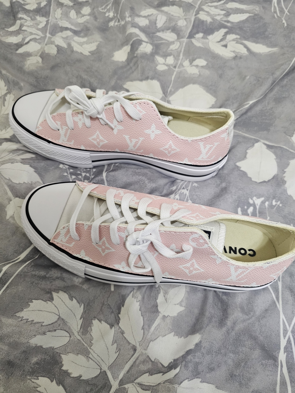 Converse Low Top Sneakers Pink & White